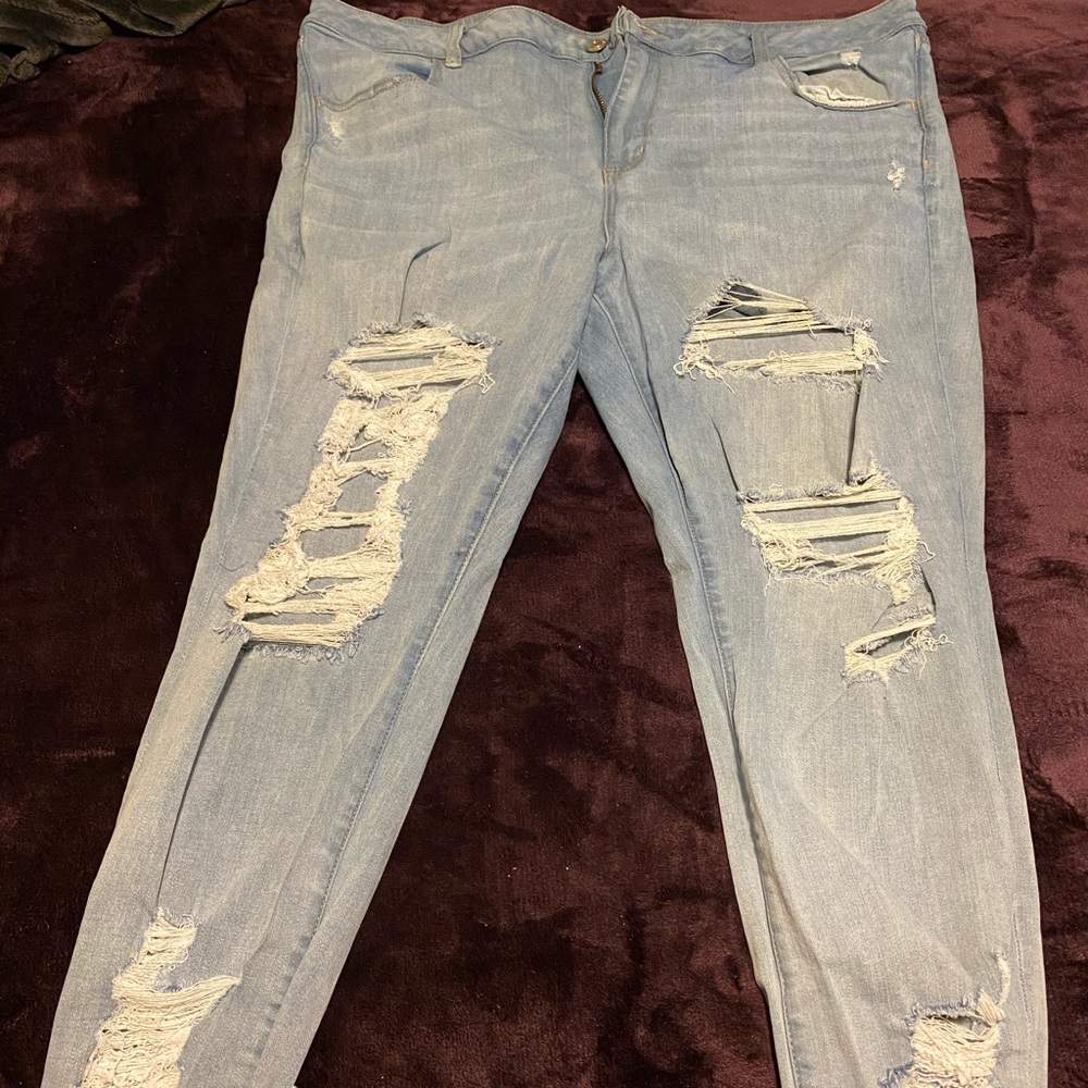 AMERICAN EAGLE, woman’s destroyed jeans